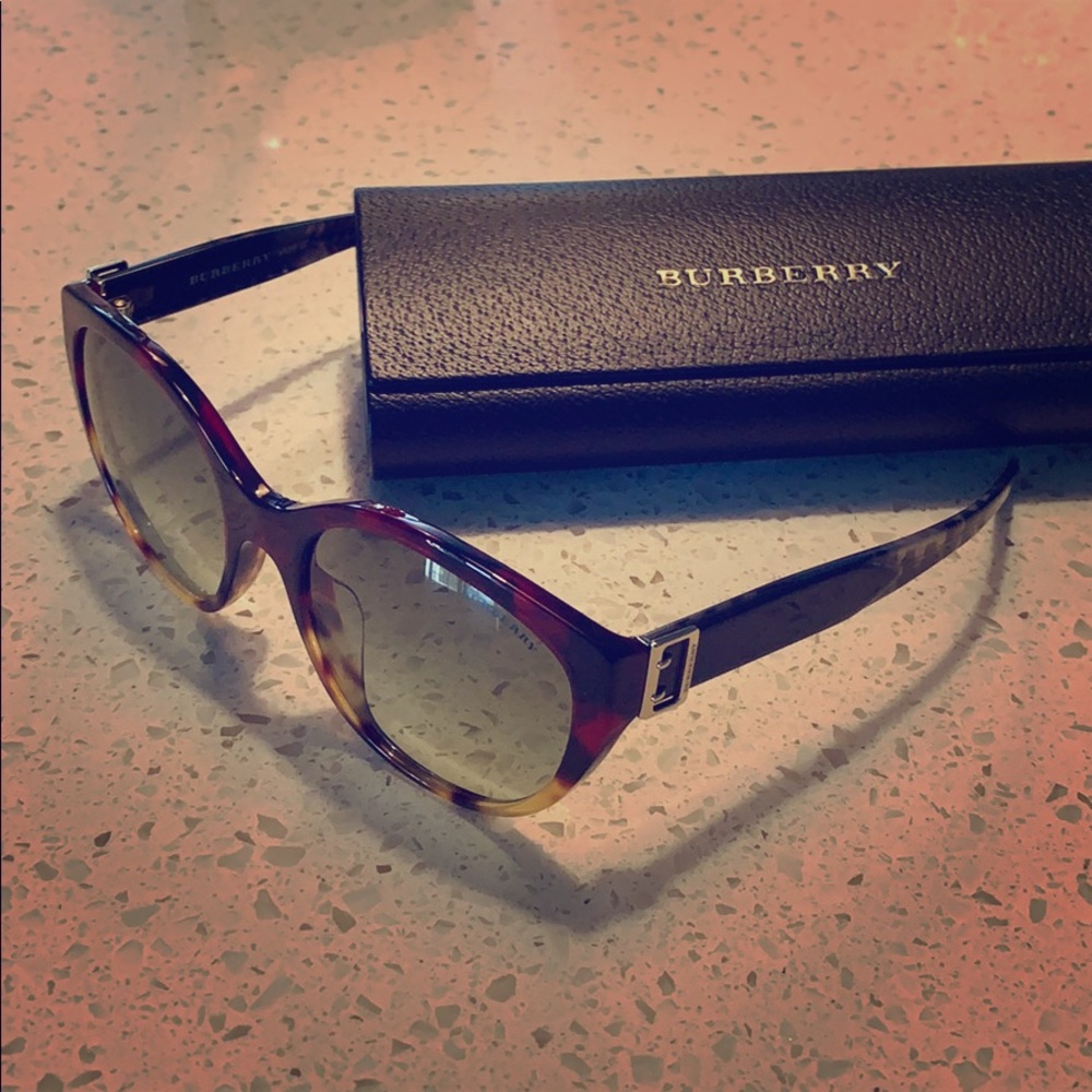 Burberry sunglasses buckle tortoise